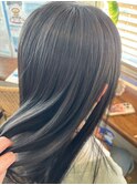 毛先までツヤと潤いのあるロングスタイル