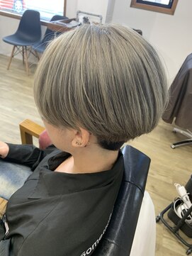 ルーフ ヘア アンド リラクション(RooF Hair and Relaxation) ホワイトグレージュ×マッシュショート