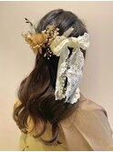 成人式/卒業式　ツイスト×花飾りで魅せるハーフアップスタイル