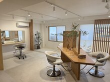 ソット(sotto)の雰囲気（木の温もりと自然光に包まれゆっくりと過ごせる心地良い空間作り）