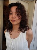 ウェーブヘアで柔らかさを足したおしゃれ女子ウルフヘア