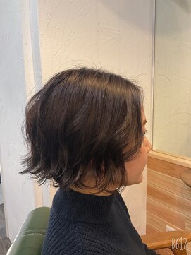 クラン(CLAN) ゆるふわウェーブ コテ巻き風パーマボブ 柔らかベージュカラー