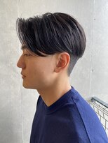 前下がりクールセンターパート　ツーブロ刈り上げ