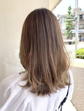 エイミーバイアフロート(amie  by afloat) ＊ 流行りの外ハネロング☆前下がりレイヤー