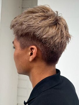 ナチュラル ヘアーデザイニング(Natural hair designing) ハイトーン×刈り上げショート/無造作な束感で垢抜けメンズヘア