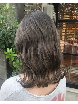 ヘアデザイン ソラ(Sola) 透明感こっくりオリーブベージュ×なみなみウェーブ