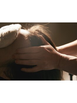 ヘッドスパもお席そのままフルフラットのシャンプー台で◎完全個室のプライベート空間でゆっくり過ごせる♪