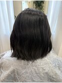 首元で切り揃えられた、すっきりとしたストレート黒髪のボブ