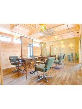 ログハウスのような温かく、落ち着ける雰囲気のMO-KU。気軽に行けるサロンですよ☆