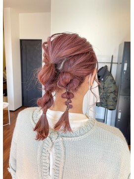 スリーバイザサロン(THREE by the salon) ピンクカラー×ツインアレンジ