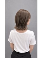 ソラヘアー(SORA hair)&nbsp;外ハネくびれミディ×柔らかアッシュベージュ