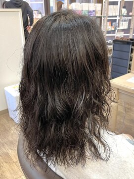 アルターリール(aL ter Rire) 黒髪/グレーベージュ/レイヤーロング/前髪パーマ /中村郁未