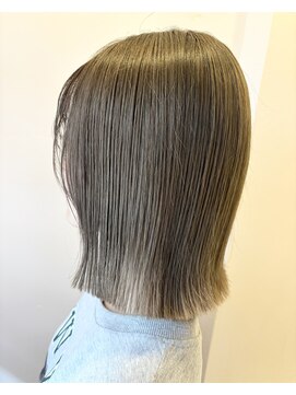 トレパルッキエーレ(tre parrucchiere) ［-tre-］切りっぱなしボブ×ベージュカラー　20代/30代/40代