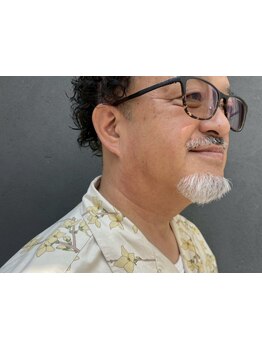 年齢を魅力に変える、男のためのエステ。理容室ならではの本格シェービングで、渋く整える。
