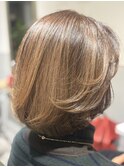 ツヤ感たっぷりのベージュで上品にまとまる大人ボブ