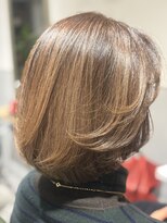 アンジー(Angee)&nbsp;ツヤ感たっぷりのベージュで上品にまとまる大人ボブ