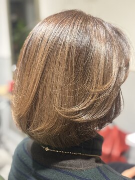 ツヤ感たっぷりのベージュで上品にまとまる大人ボブ