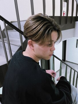 ネクストフォーヘアー(NEXT for hair) メンズバレイヤージュ　センターパート　テーパーフェード