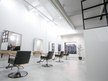 リロ ヘアデザイン(RILO HAIR DESIGN)の雰囲気(白を基調とした店内)