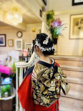 美容室 ティンカーベル シニヨンヘア