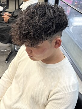 イーラ(era) 黒髪マッシュ前下がりスペインカール平巻き