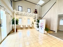 【吹き抜けのある広々とした 待ち合いスペース】