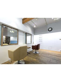 【新宿御苑駅3分】1階と地下に分かれる半個室プライベートサロン！新宿の喧騒から離れた位置に佇む[Royd.]