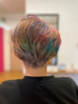 スノウ(snow) たみおレッドにユニコーンな白髪ぼかし