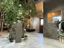 ノット(KNOT.)の雰囲気(木の温もりと無機質が調和する落ち着いたサロン空間)