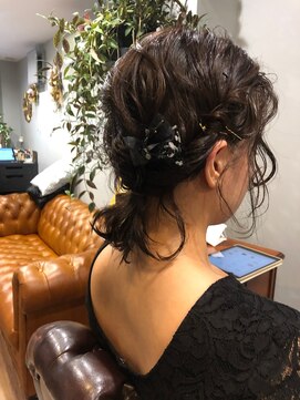 ウィーク 梅田(UiiC) カーリーなアレンジスタイル