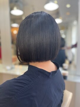 プラグ(Plug) ミニボブ切りっぱなし似合わせカット酵素トリートメント暗髪