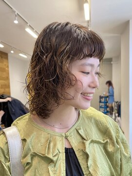 ナループロア ハチ(Nalu pu loa hachi) 前髪パーマレイヤーパーマオン眉パーマナチュラルパーマウルフ