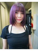ビビットなラベンダーカラーと顔周りデザイン