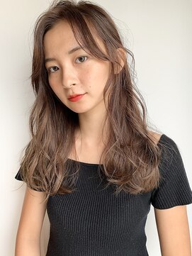 イズ(iss) #ブリーチカラー #ベージュカラー #センターパート #パーマ