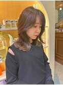 ミルキーベージュカラー×ミディアムレイヤースタイル