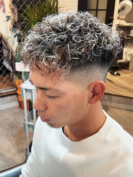 アミーゴ(AMIGO) スペインカール×ホワイトメッシュ×スキンフェード