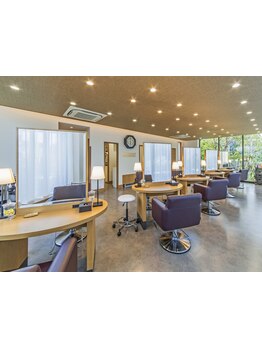 【完全個室ヘッドスパルームが大好評！】経験豊富なスタイリストがあなたの髪と向き合います―。