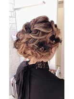 ダイヤモンドチェリーヘアアンドメイク フェミニンサイドアップ