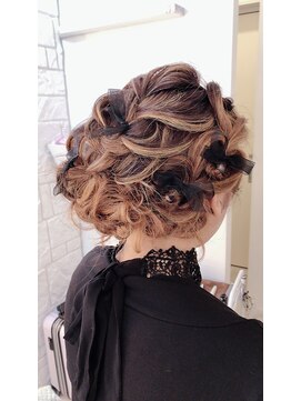 ダイヤモンドチェリーヘアアンドメイク フェミニンサイドアップ