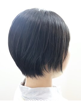 ウィスカーヘアー(whisker hair) 前下がりショート