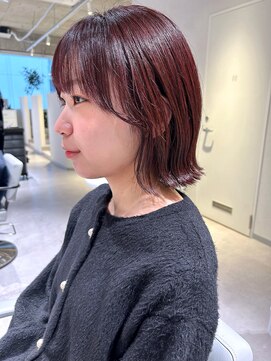 アム(amu) チェリーレッドカラー×顔まわりのおくれ毛がかわいい外はねボブ