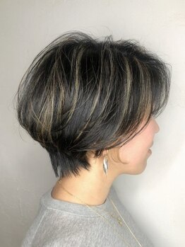 セラ ヘアー(SERA HAIR)の写真/白髪を隠すから「活かす」へ！繊細なハイライトなどのデザインで、白髪をカバーしながら自然な仕上がりに◎