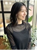 柔らかさと上品さを兼ね備えた大人ミディアムヘア