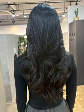 メリー オオサカ(Merly Osaka) 黒髪レイヤースタイル