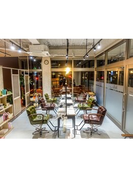 シンプルでありながらも上質、そして温もりへのこだわりが詰まった店内で、至福の時間をお過ごしください◇