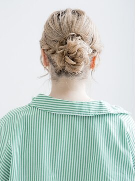 ピノ ウメダ(Pinot UMEDA) #お団子ヘアアレンジ #ハイトーンカラー #エンドカラー