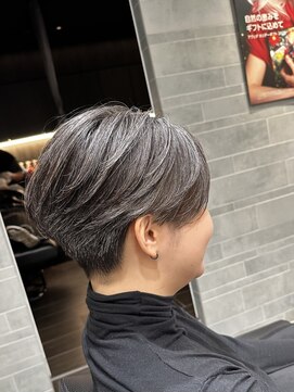 刈り上げと丸みがポイントなショートスタイル