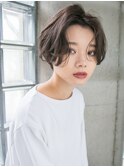 センターパートでオトナ可愛くオフィスヘアショート