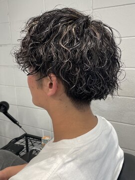 ココ 本八幡(KOKO) 波巻きツイストスパイラルフェザーパーマ刈り上げセンターパート