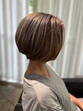 ツムグ 代官山店(TUMUGU) 小顔ショートボブ丸みショート×アッシュオリーブ白髪ぼかし